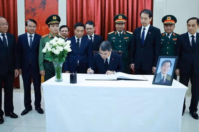 Thủ tướng Lê Minh Hưng ghi sổ tang tại lễ viếng đồng chí Chu Dung Cơ. (Ảnh: TTXVN)