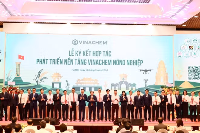 Các đại biểu chứng kiến lễ ký hợp tác phát triển nền tảng Vinachem nông nghiệp.
