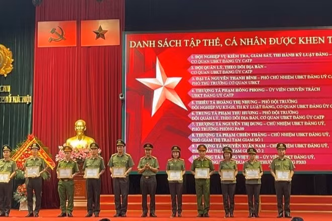 Tại hội nghị, Giám đốc Công an Thành phố Hà Nội đã tặng Giấy khen cho 2 tập thể, 17 cá nhân có thành tích xuất sắc trong phong trào thi đua.