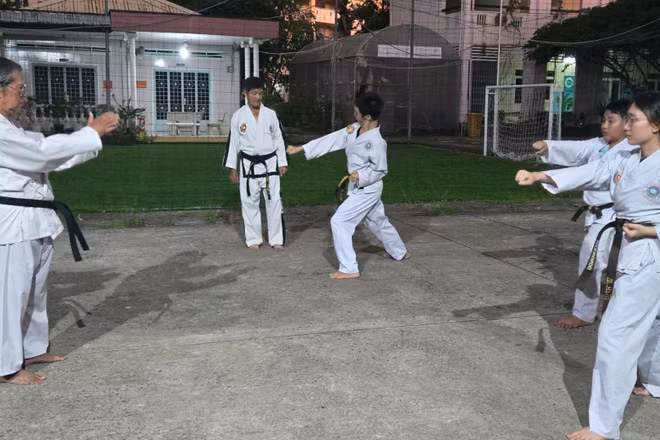 Các em học sinh trong một buổi tập.