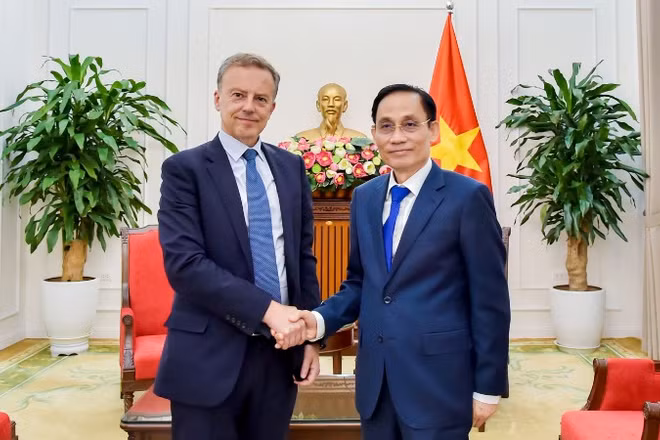 Bộ trưởng Ngoại giao Lê Hoài Trung tiếp Tổng Thư ký Bộ Châu Âu và Ngoại giao Cộng hòa Pháp Martin Briens. (Ảnh: Bộ Ngoại giao Việt Nam)