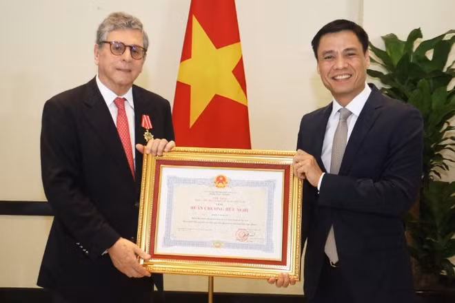 Đại sứ Marco Farani nhận Huân chương Hữu nghị. 