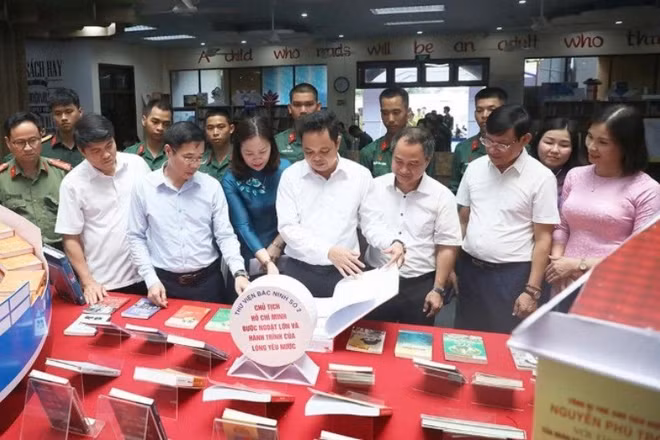 Các đại biểu tham quan không gian trưng bày.