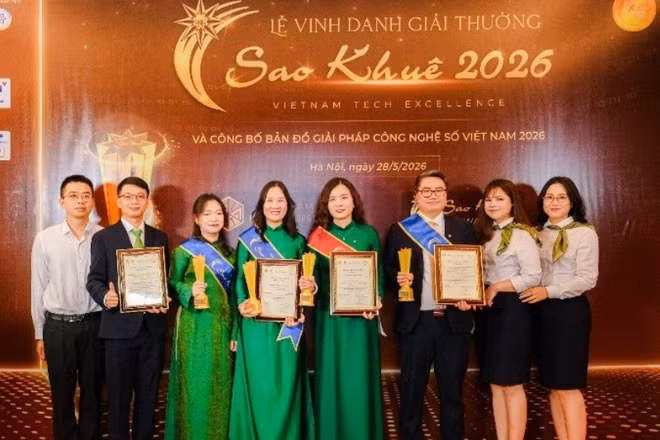 Đại diện các giải pháp xuất sắc đạt giải Sao Khuê 2026 của Vietcombank gồm VCB GovPay, VCB OneQR, VCB Open Banking và VCB Connect chụp ảnh lưu niệm tại lễ vinh danh.