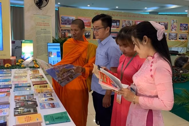 Các đại biểu tham quan triển lãm sách, báo về văn hóa Khmer tại hội nghị.
