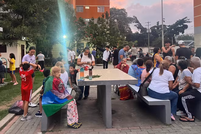 Người dân tại Caracas, Venezuela sơ tán ra ngoài trời sau các trận động đất mạnh. (Ảnh: THX/TTXVN)