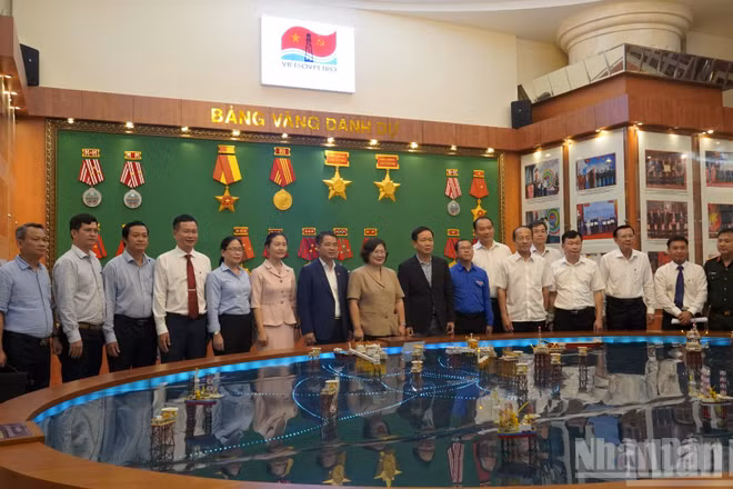 Đoàn khảo sát chụp ảnh lưu niệm với Đảng ủy Vietsovpetro. (Ảnh: Lê Đình Thìn)