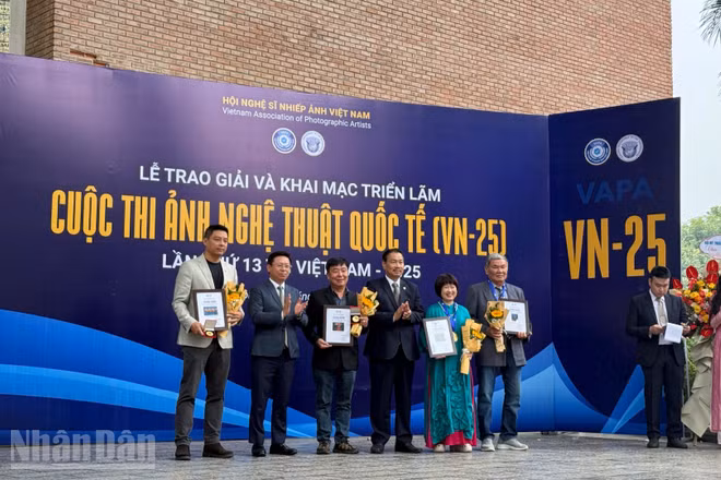 Bốn tác giả được trao Huy chương Vàng tại Lễ trao giải.