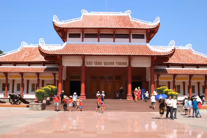 Du khách tham quan Bảo tàng Quang Trung (xã Tây Sơn, tỉnh Gia Lai), nơi lưu giữ và trưng bày nhiều hiện vật lịch sử quý giá thời Tây Sơn. 