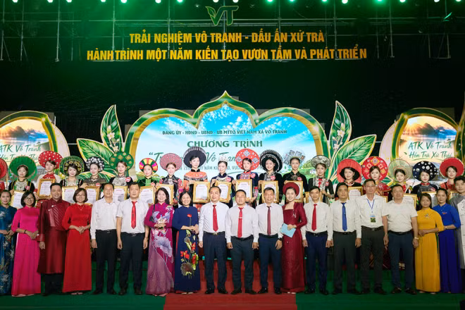 Các đại biểu, khách mời, nghệ sĩ và thí sinh tham dự chương trình. 