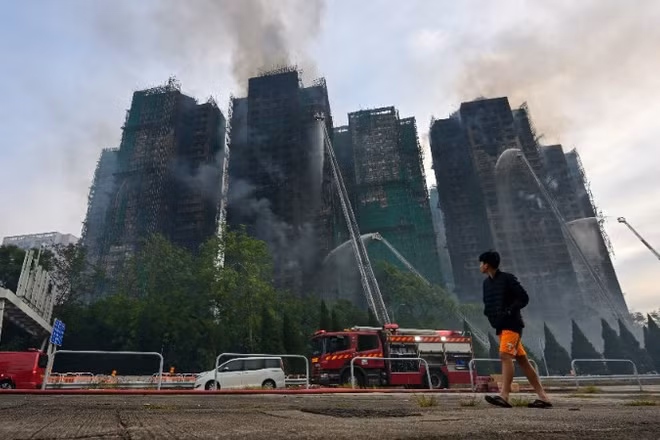 Khu chung cư ở quận Tai Po, Hồng Kông (Trung Quốc) sau vụ hỏa hoạn. (Ảnh: THX/TTXVN) 