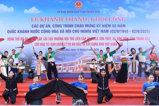 Tiết mục văn nghệ chào mừng khởi công dự án trường học ở xã biên giới tỉnh Thanh Hóa.