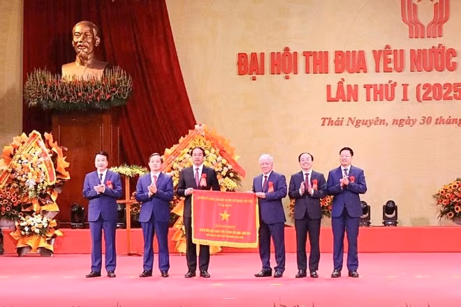 Đồng chí Đỗ Văn Chiến, Ủy viên Bộ Chính trị, Bí thư Trung ương Đảng, Chủ tịch Ủy ban Trung ương Mặt trận Tổ quốc Việt Nam, Phó Chủ tịch Thường trực Hội đồng Thi đua-khen thưởng Trung ương trao Cờ thi đua của Chính phủ tặng tỉnh Thái Nguyên. (Ảnh: TUẤN SƠN)