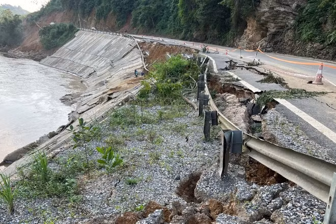 Một vị trí sạt lở nghiêm trọng mái kè trên Quốc lộ 3, đoạn qua xã Thanh Thịnh. (Ảnh: TUẤN SƠN)
