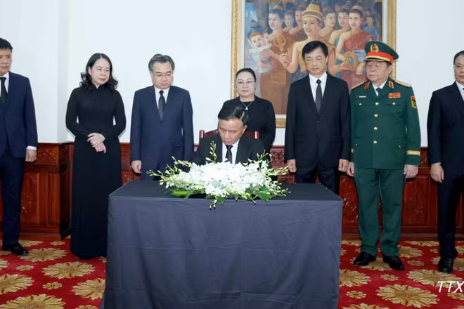 Thường trực Ban Bí thư Trần Cẩm Tú ghi sổ tang Chủ tịch Quốc hội Lào Saysomphone Phomvihane. (Ảnh: TTXVN)