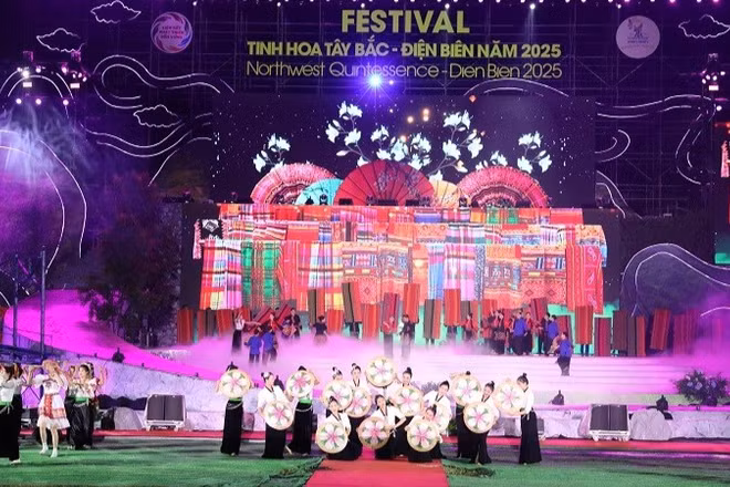 Chương trình nghệ thuật đặc biệt (đêm 19/9) là điểm nhấn trong hoạt động kết nối du lịch giữa các tỉnh Tây Bắc với Thành phố Hồ Chí Minh đã thu hút hàng chục nghìn nhân dân, du khách.