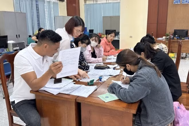 Trung tâm dịch vụ việc làm tại tỉnh Phú Thọ kết nối, giới thiệu việc làm cho người lao động. (Ảnh: TTXVN)