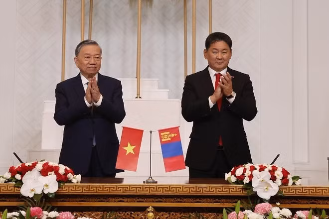 Ngày 30/9/2024, tại Cung Nhà nước ở thủ đô Ulan Bator, Tổng Bí thư, Chủ tịch nước Tô Lâm và Tổng thống Mông Cổ Ukhnaa Khurelsukh chứng kiến Lễ ký các văn kiện hợp tác giữa hai nước. (Ảnh: TTXVN)