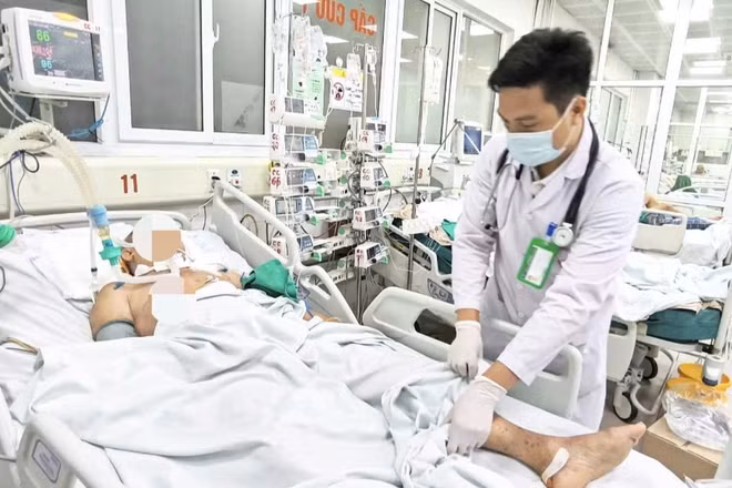 Bệnh nhân nằm điều trị tại Bệnh viện Bệnh nhiệt đới Trung ương.