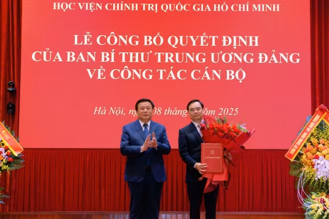 Đồng chí Nguyễn Xuân Thắng, Ủy viên Bộ Chính trị, Giám đốc Học viện Chính trị quốc gia Hồ Chí Minh, Chủ tịch Hội đồng Lý luận Trung ương trao quyết định của Ban Bí thư về việc bổ nhiệm lại chức vụ Phó Giám đốc Học viện Chính trị quốc gia Hồ Chí Minh.