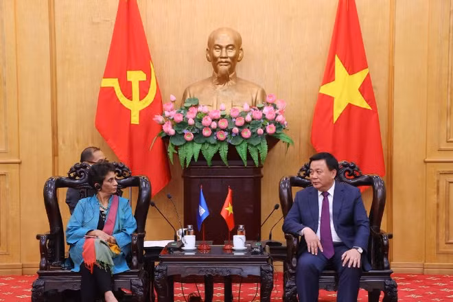 Đồng chí Nguyễn Xuân Thắng, Ủy viên Bộ Chính trị, Giám đốc Học viện Chính trị quốc gia Hồ Chí Minh, Chủ tịch Hội đồng Lý luận Trung ương tiếp bà Kanni Wignaraja, Trợ lý Tổng Thư ký Liên Hợp quốc, Trợ lý Tổng Giám đốc UNDP và Giám đốc Văn phòng UNDP khu vực châu Á-Thái Bình Dương.
