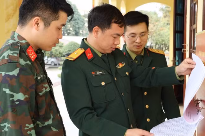 Kiểm tra danh sách cử tri niêm yết tại điểm bầu cử thuộc Bộ Chỉ huy Quân sự tỉnh Thái Nguyên. (Ảnh: DUY ĐỨC)