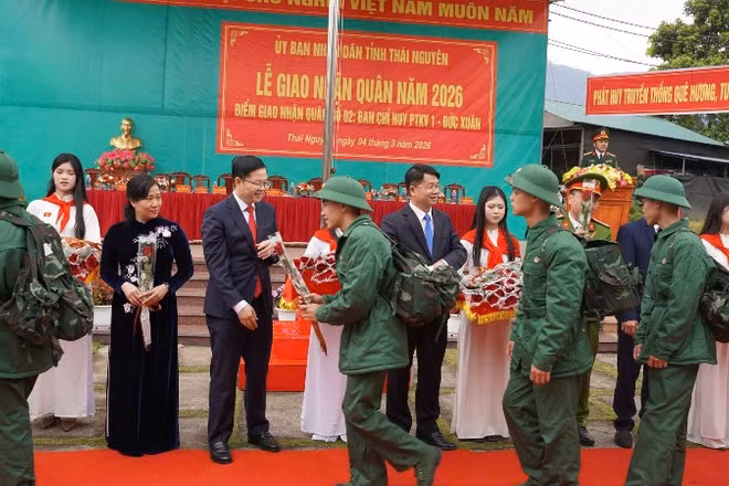 Lãnh đạo tỉnh Thái Nguyên tặng hoa chúc mừng, tiễn các tân binh lên đường nhận nhiệm vụ. (Ảnh: DUY ĐỨC)