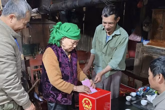 Tổ phản ứng nhanh xã Yên Phong đưa hòm phiếu phụ đến tận nhà để cử tri cao tuổi thực hiện quyền, nghĩa vụ công dân. (Ảnh: CHU TRIỀU)