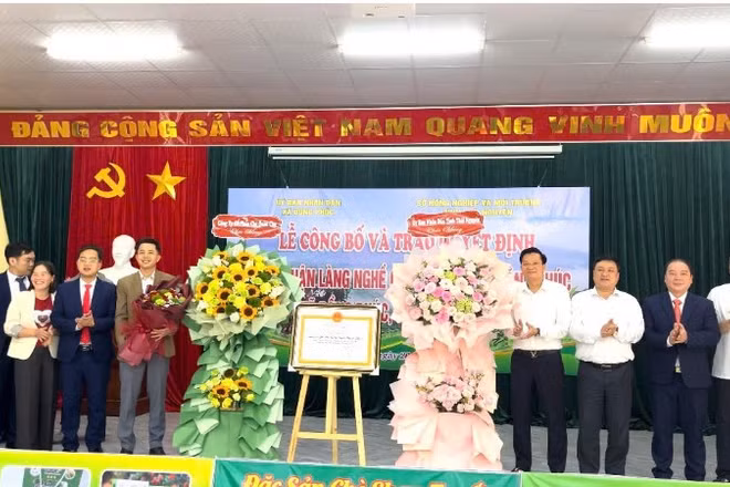 Lãnh đạo Sở Nông nghiệp và Môi trường Thái Nguyên trao quyết định công nhận làng nghề cho xã Đồng Phúc. (Ảnh: TUẤN SƠN)