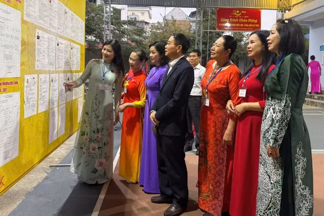 Ngay từ 6 giờ sáng, nhiều cử tri phường Đức Xuân đã có mặt tại điểm bầu cử số 17 để theo dõi, nghiên cứu danh sách ứng cử. (Ảnh: TUẤN SƠN).