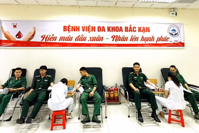 Đoàn viên, thanh niên là chiến sĩ Trung đoàn 750 tham gia hiến máu tình nguyện trong Tháng Thanh niên. (Ảnh: DUY ĐỨC).
