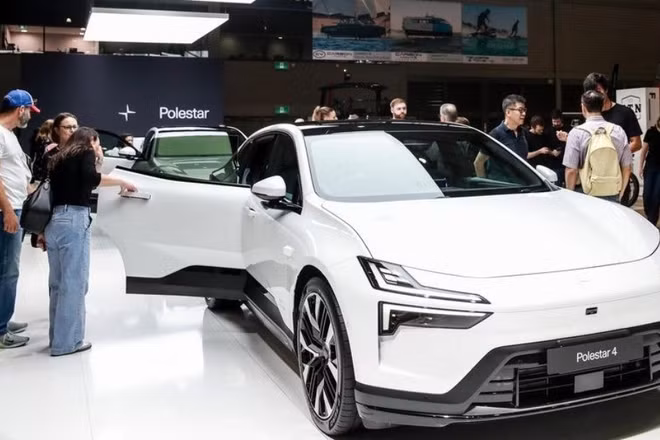 Khách tham quan xem xe điện của hãng Polestar tại triển lãm Everything Electric Australia, ở Sydney, Australia, ngày 7/3/2025. (Ảnh: Tân Hoa xã)