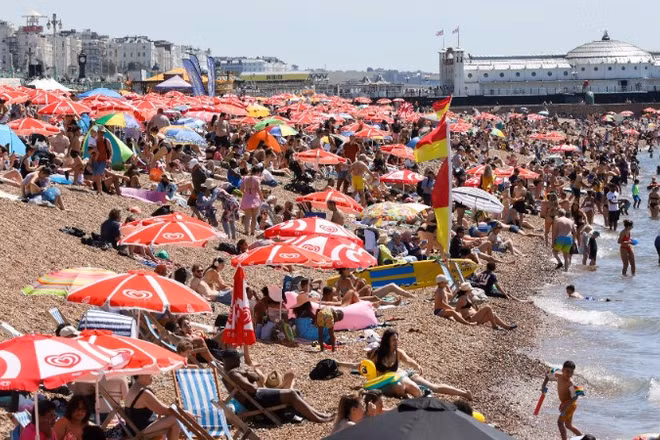 Người dân tắm biển tránh nóng tại Brighton, Anh. (Ảnh: THX/TTXVN)