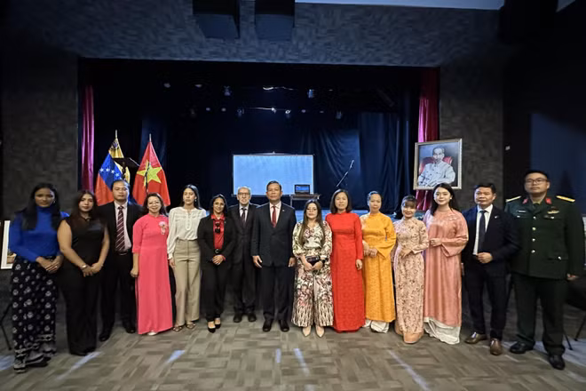 Các học giả, nhà nghiên cứu và cán bộ Đại sứ quán Việt Nam tại Venezuela chụp ảnh chung tại lễ kỷ niệm. (Ảnh: Đại sứ quán Việt Nam tại Venezuela)