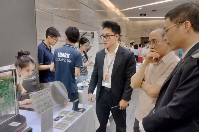 Gian hàng giới thiệu về chip bán dẫn tại một sự kiện do Bộ Khoa học và Công nghệ tổ chức. (Ảnh: Thu Hằng)