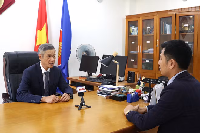 Đại sứ Việt Nam tại Campuchia Nguyễn Minh Vũ trả lời phỏng vấn phóng viên Báo Nhân Dân thường trú tại Campuchia. (Ảnh: HUY VŨ)