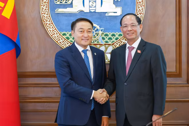 Phó Chủ tịch Quốc hội Trần Quang Phương và Chủ tịch Quốc hội Mông Cổ Dashzegve Amarbayasgalan. (Ảnh: TTXVN)