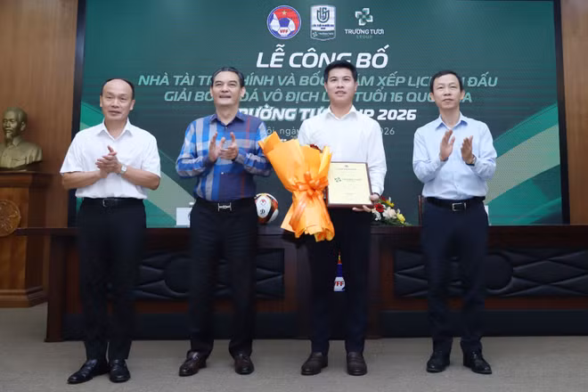 Đại diện lãnh đạo VFF và Tập đoàn Trường Tươi tại buổi lễ công bố nhà tài trợ giải.