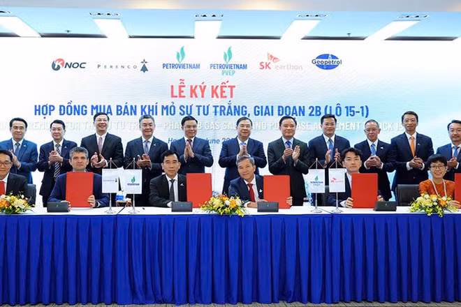 Phó Thủ tướng Thường trực Phạm Gia Túc và các đại biểu chứng kiến lễ ký hợp đồng mua bán khí mỏ Sư Tử Trắng, giai đoạn 2B, Lô 15-1.