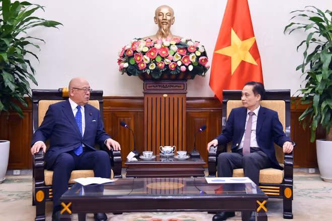 Bộ trưởng Ngoại giao Lê Hoài Trung tiếp Cố vấn đặc biệt Liên minh Nghị sĩ hữu nghị Nhật-Việt Takebe Tsutomu. (Ảnh: Bộ Ngoại giao)