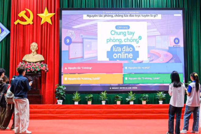 Một buổi tập huấn về kỹ năng chống lừa đảo trên không gian mạng cho sinh viên do Công an Cần Thơ tổ chức.