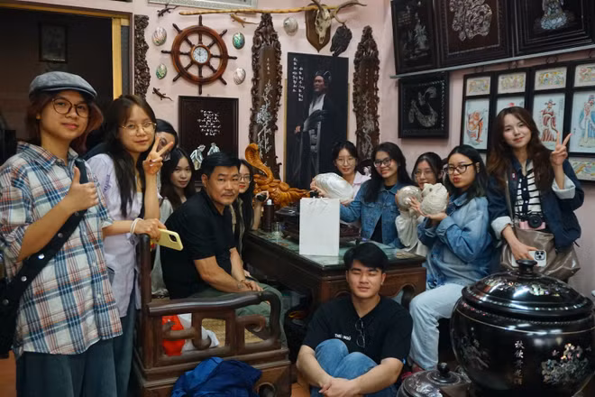 Các thành viên dự án tìm hiểu nghệ thuật khảm trai tại làng nghề Chuôn Ngọ.
