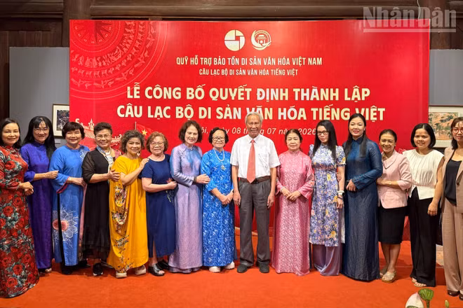 Các đại biểu lãnh đạo, trí thức và văn nghệ sĩ tham dự buổi lễ.