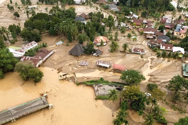 Ngập lụt do mưa lũ ở Pidie Jaya Regency, tỉnh Aceh, Indonesia, ngày 27/11/2025. (Ảnh: THX/TTXVN)