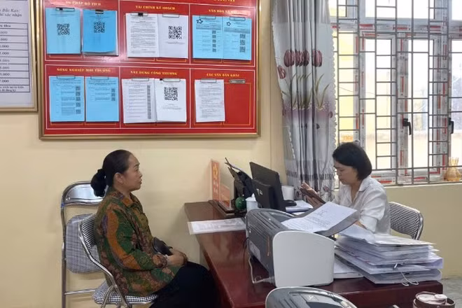 Hỗ trợ người dân nộp hồ sơ trực tuyến và giải quyết hồ sơ tại Trung tâm phục vụ hành chính công phường Đức Xuân. (Ảnh: PHƯƠNG THẢO)