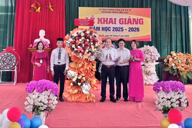 Lãnh đạo tỉnh Thái Nguyên tặng hoa chúc mừng thầy và trò Trường trung học cơ sở Yến Lạc, xã Na Rì. (Ảnh: TUẤN SƠN)