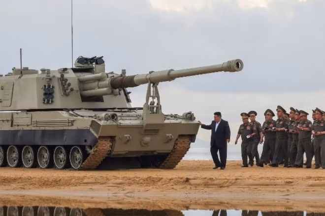 Nhà lãnh đạo Triều Tiên Kim Jong Un thị sát cuộc thử nghiệm một số hệ thống vũ khí mới, ngày 25/6/2026. (Ảnh: KCNA/TTXVN)