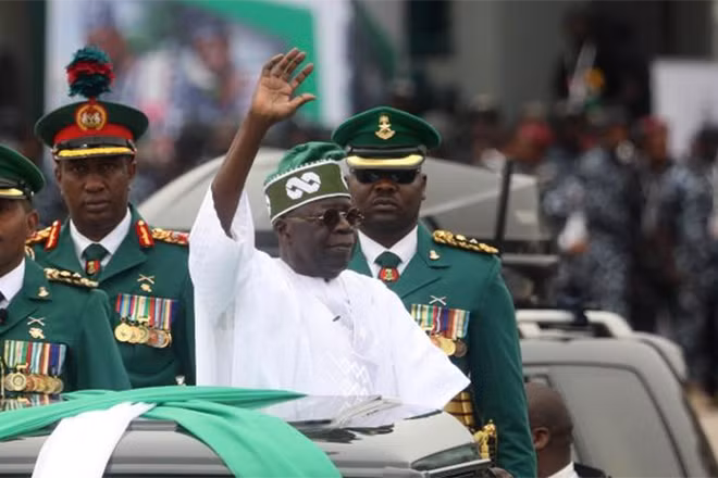 Tổng thống Nigeria Bola Tinubu (áo trắng). (Ảnh: Tân Hoa Xã)