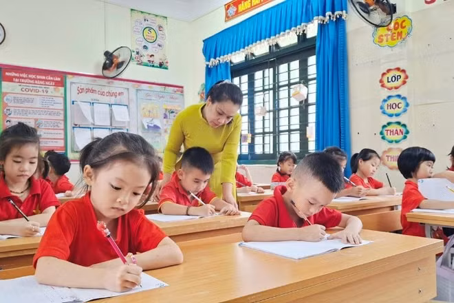 Dạy tiếng Việt cho trẻ là người dân tộc thiểu số trước khi vào lớp 1 tại Trường tiểu học Sông Cầu. (Ảnh: Ánh Thùy)