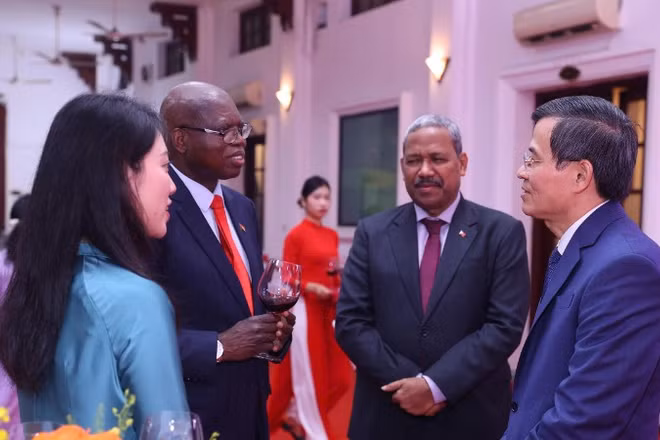 Đồng chí Đoàn Minh Huấn, Ủy viên Bộ Chính trị, Giám đốc Học viện Chính trị quốc gia Hồ Chí Minh tại buổi gặp mặt. 